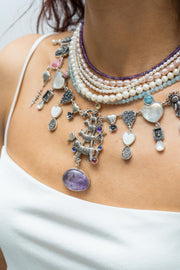 Collar La Magia de los Juguetes, joya de plata .925, con perla y amatista – Gabriela Sánchez (vista 3)