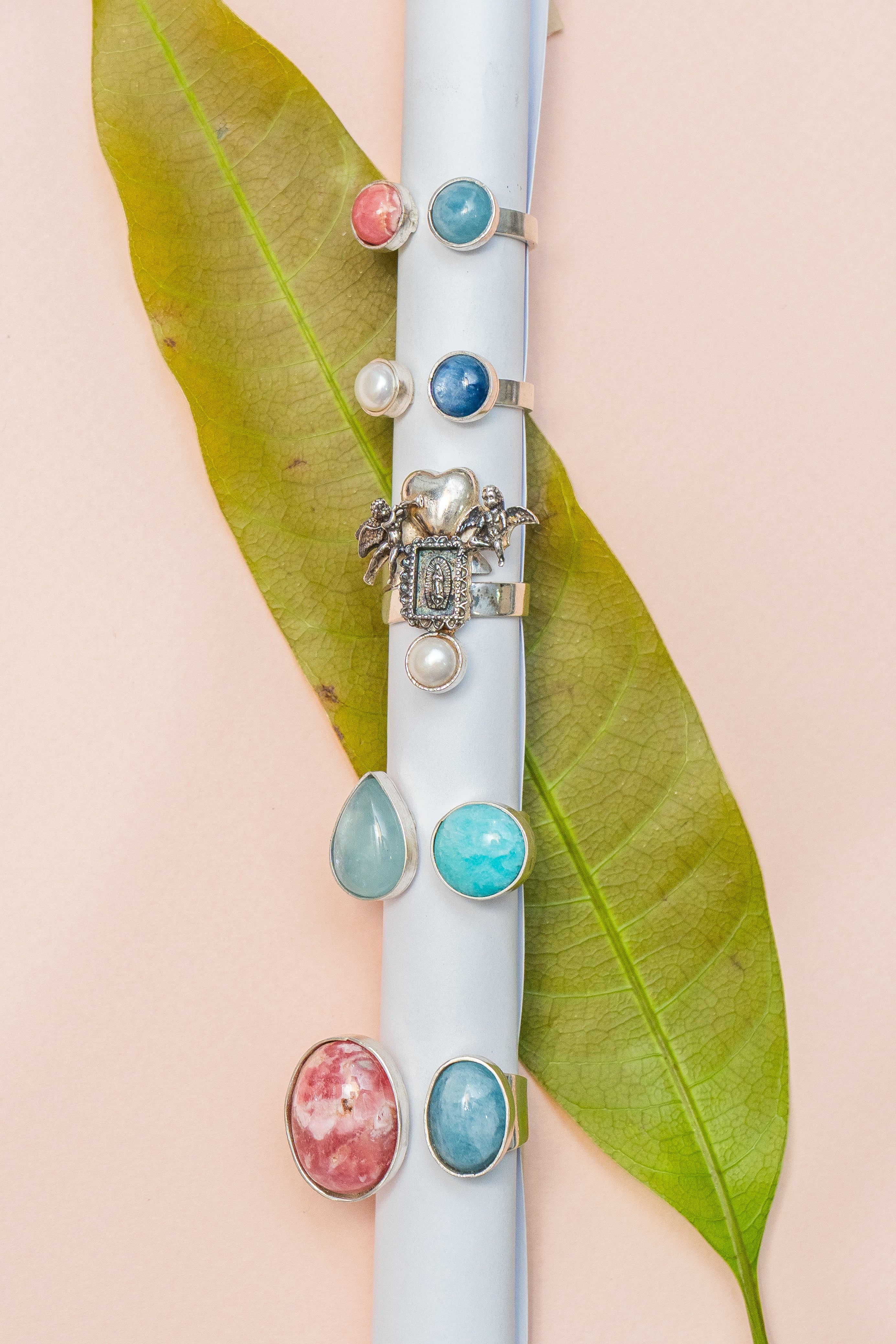 Anillo Gotitas Dulces, joya de plata .925, con rodocosita y aquamarina – Gabriela Sánchez (vista 2)