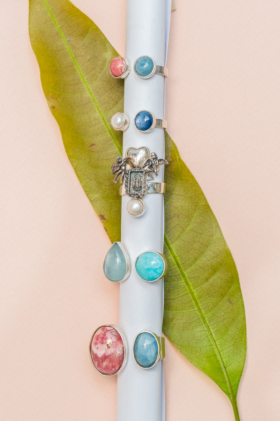 Anillo Gotitas Dulces, joya de plata .925, con rodocosita y aquamarina – Gabriela Sánchez (vista 2)