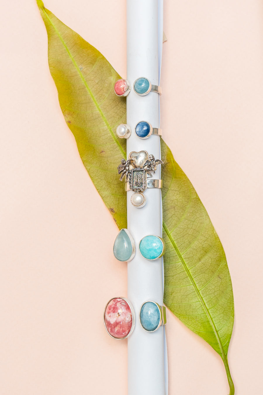Anillo Gotitas Dulces, joya de plata .925, con rodocosita y aquamarina – Gabriela Sánchez (vista 4)