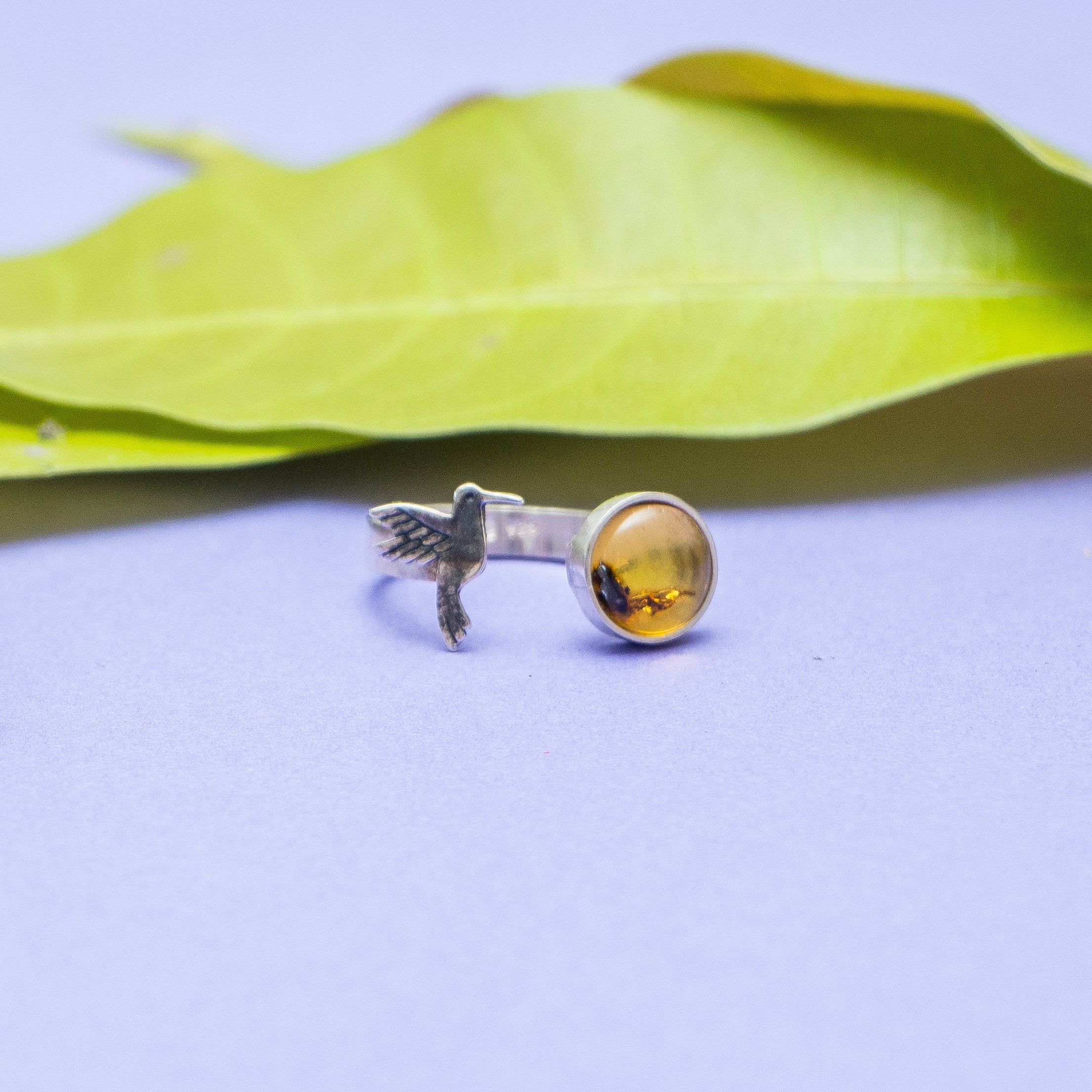 Anillo Pequeño Vuelo, joya de plata .925, con ámbar – Gabriela Sánchez