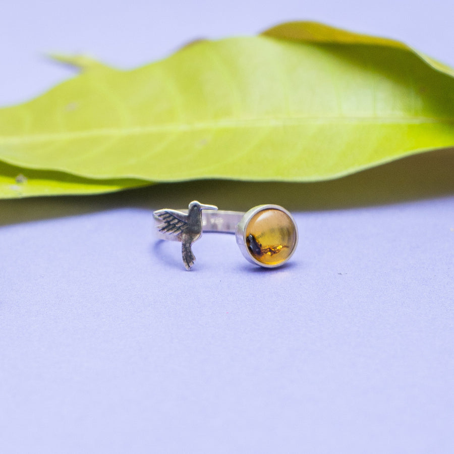 Anillo Pequeño Vuelo, joya de plata .925, con ámbar – Gabriela Sánchez