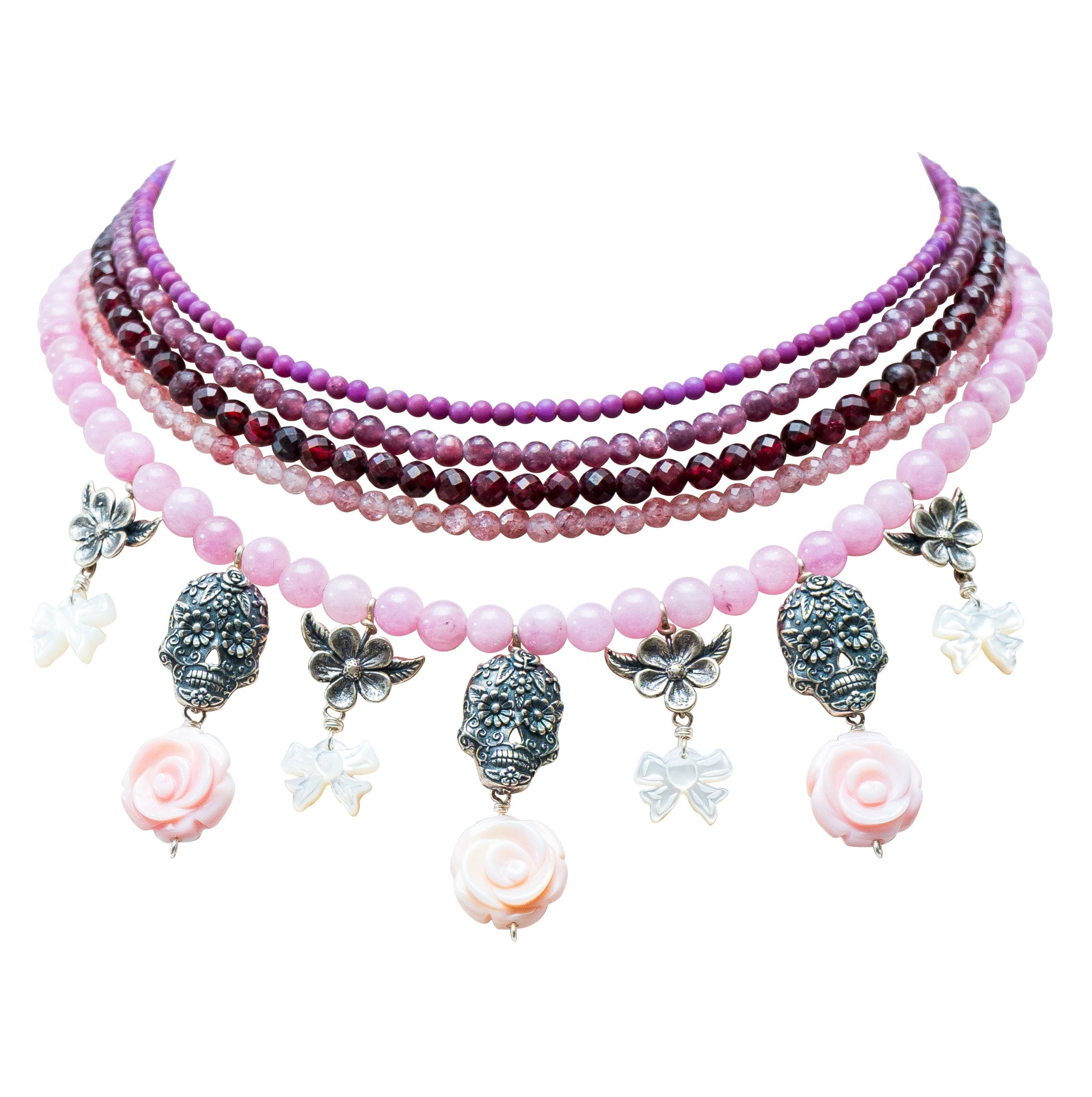 Collar Camelia Coqueta, joya de plata .925, con granate y cuarzo – Gabriela Sánchez