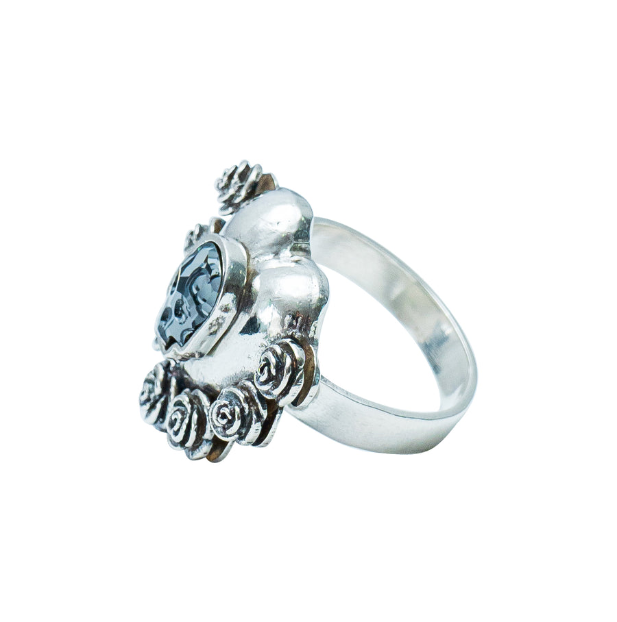 Anillo Calavera y Corazones, joya de plata .925, con cristal Swarovski – Gabriela Sánchez (vista 3)