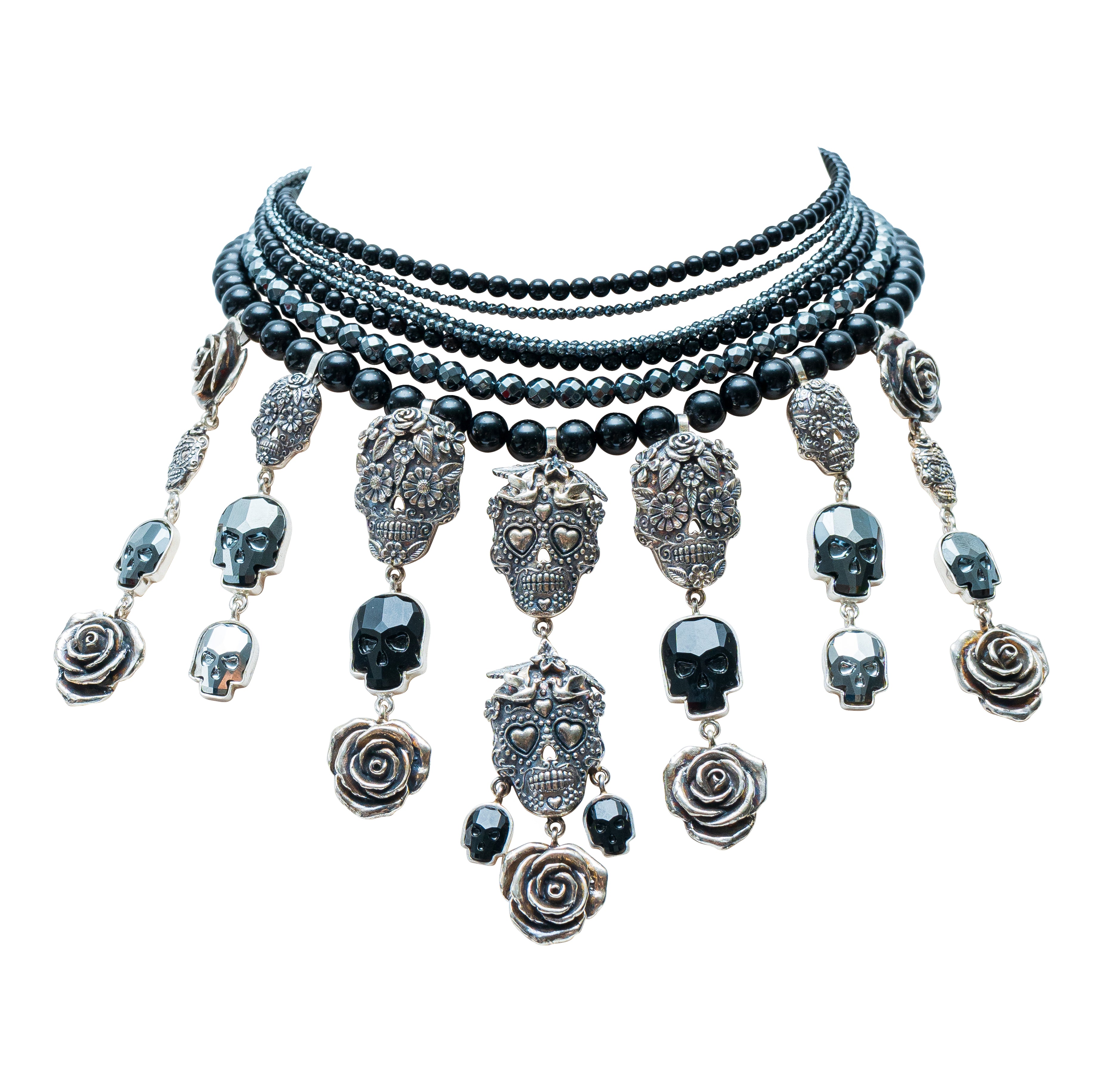 Collar Calacas Entre Rosas, joya de plata .925, con ónix y hematita – Gabriela Sánchez