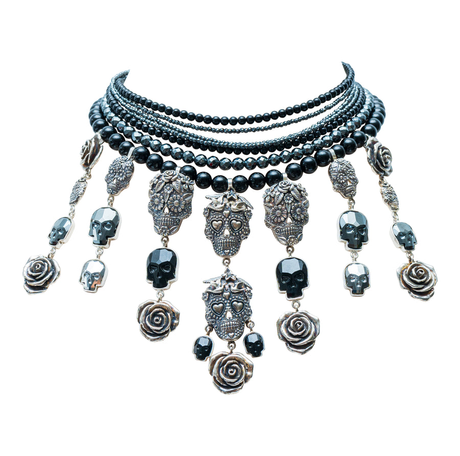 Collar Calacas Entre Rosas, joya de plata .925, con ónix y hematita – Gabriela Sánchez
