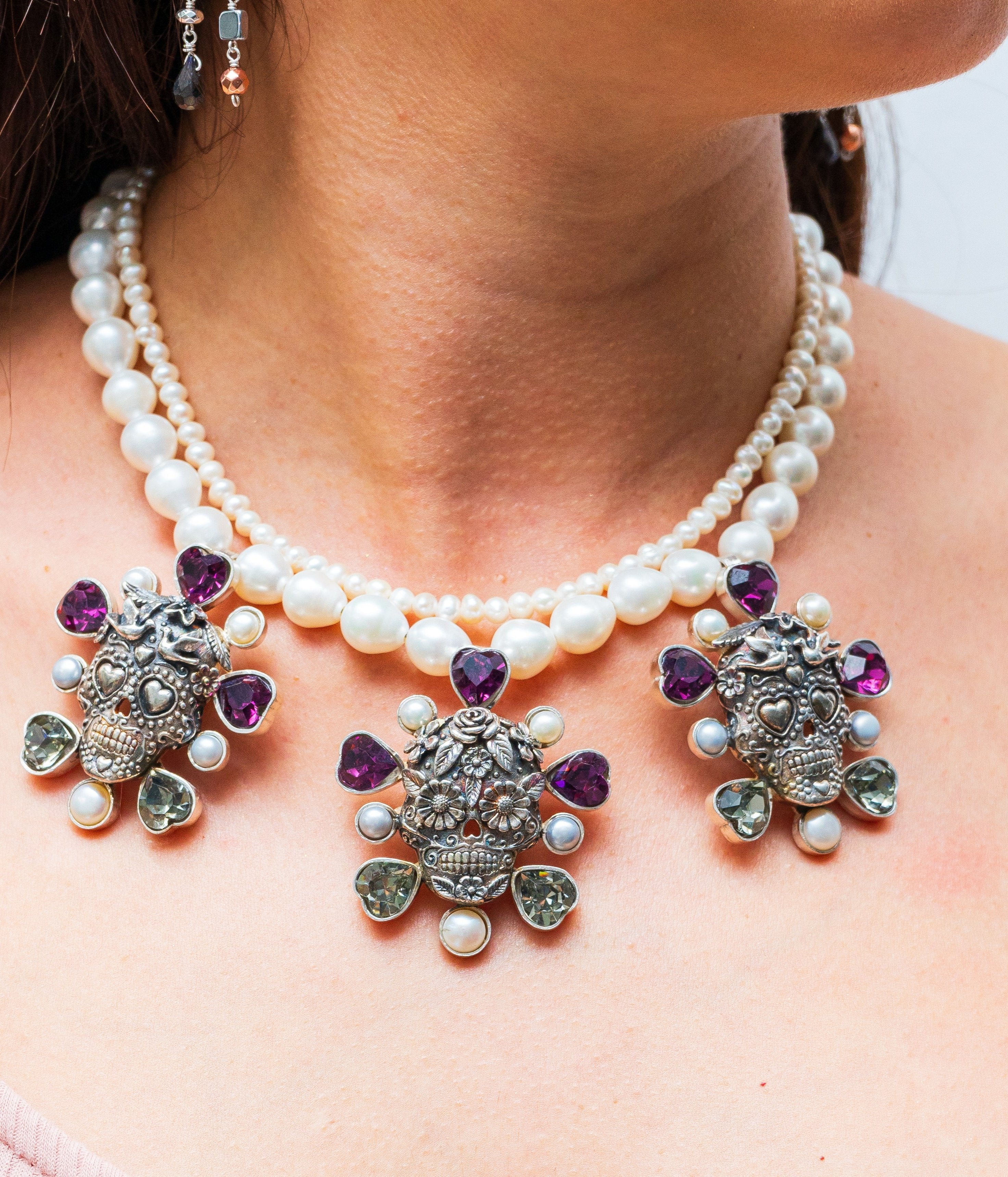 Collar Calaverita Glaseada, joya de plata .925, con perla y cristal Swarovski – Gabriela Sánchez (vista 2)