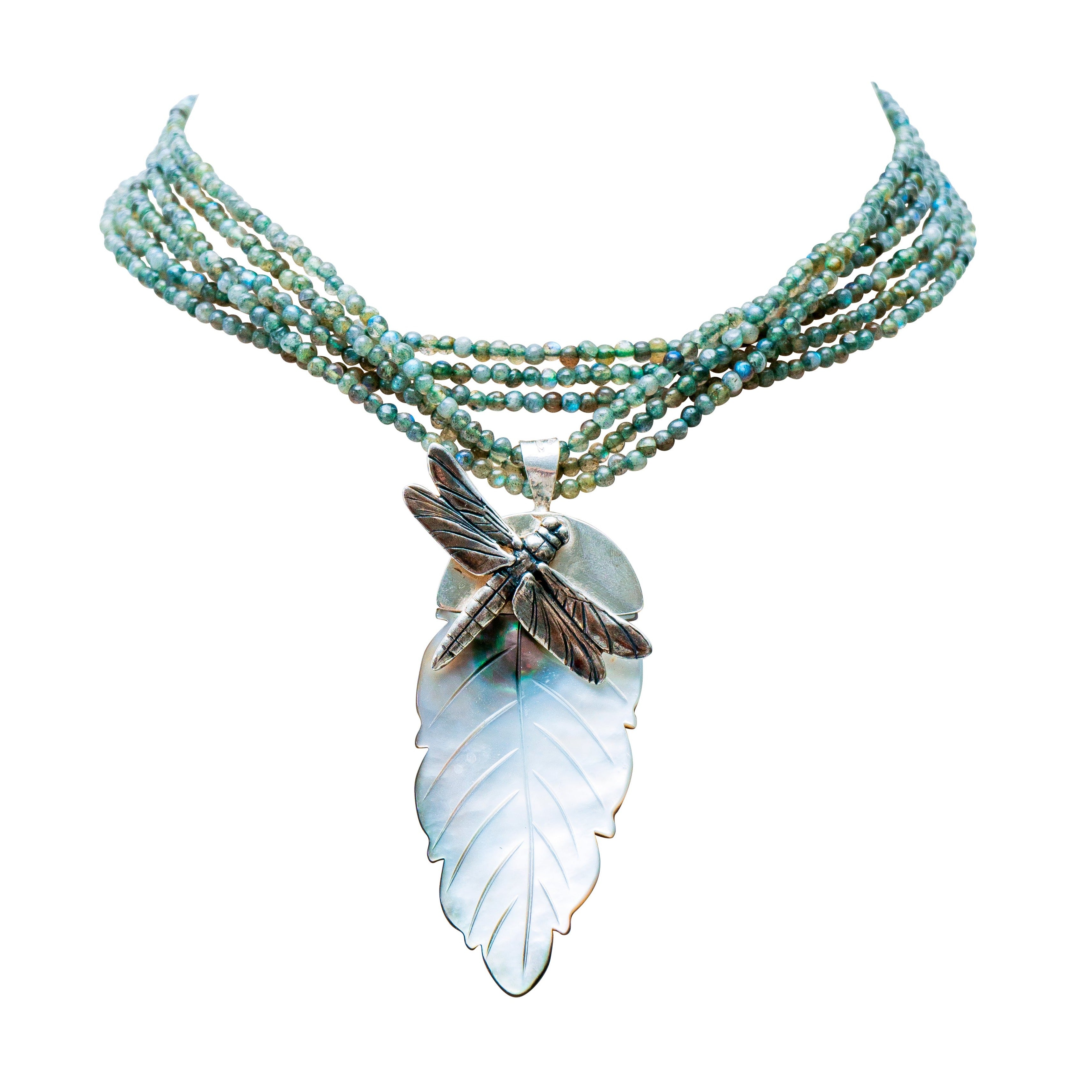 Collar Prosperidad, joya de plata .925, con labradorita y concha – Gabriela Sánchez
