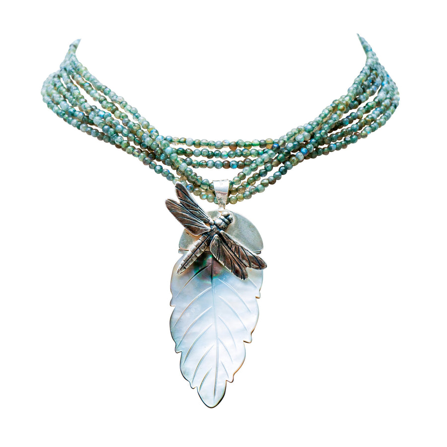 Collar Prosperidad, joya de plata .925, con labradorita y concha – Gabriela Sánchez