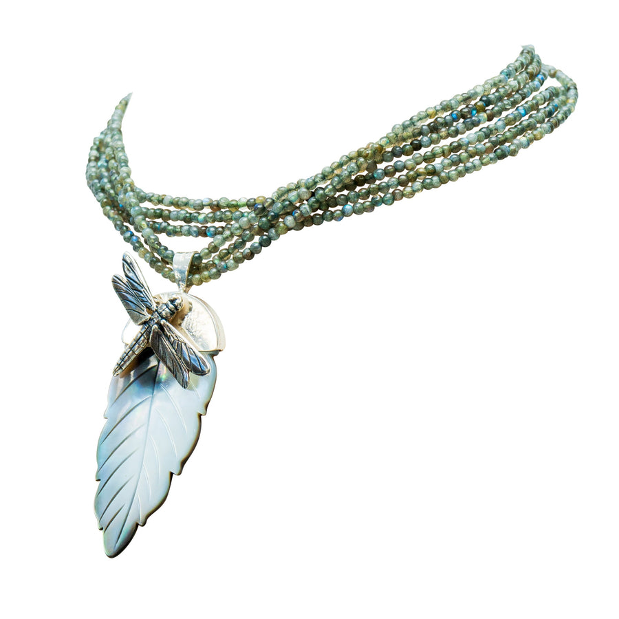 Collar Prosperidad, joya de plata .925, con labradorita y concha – Gabriela Sánchez (vista 7)