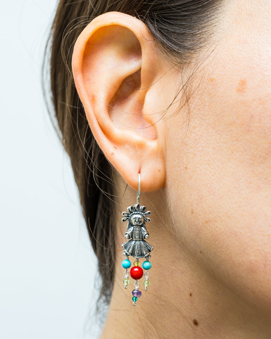 Aretes Muñeca Chica Coral Multicolor, joya de plata .925, con lapislázuli y cornalina – Gabriela Sánchez (vista 2)