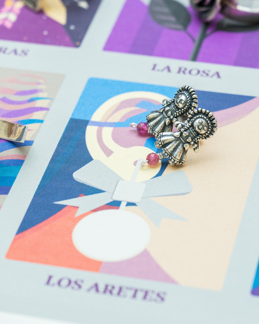 Aretes Muñeca Mini Varias, joya de plata .925, con amatista y coral – Gabriela Sánchez (vista 5)