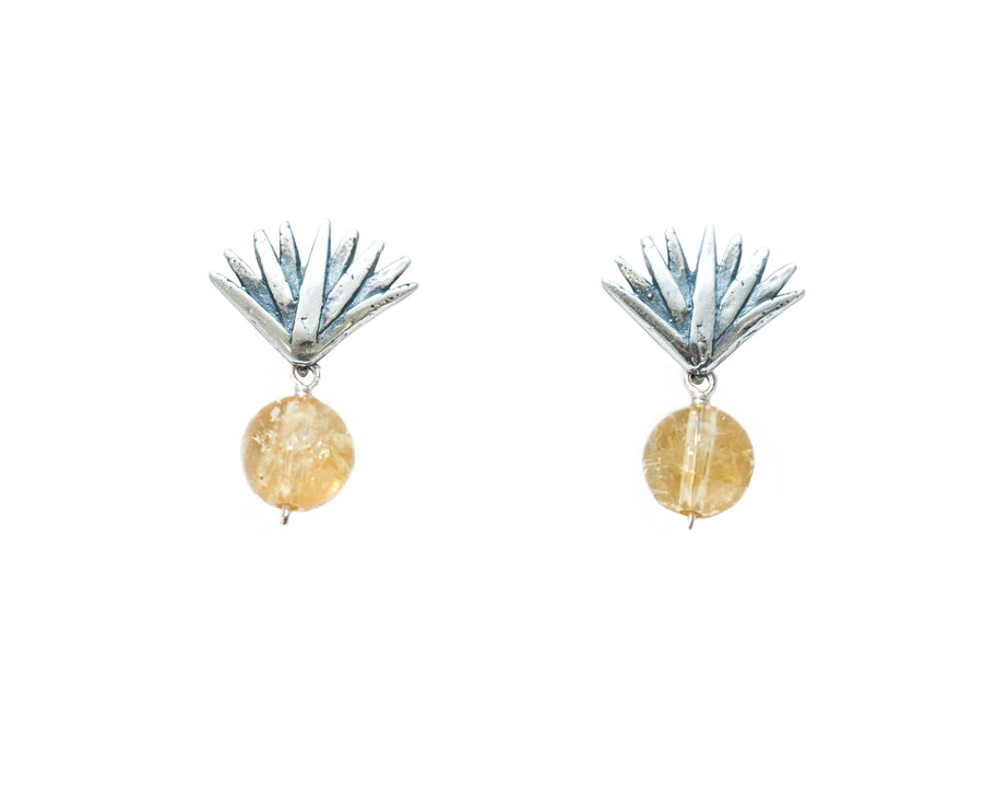 Aretes Agave Sueño 2.1 Y Gema, joya de plata .925, con malaquita y concha – Gabriela Sánchez