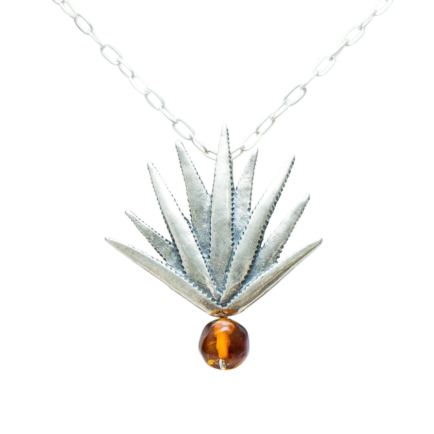 Dije Agave Realista Ámbar, joya de plata .925 – Gabriela Sánchez (vista 2)