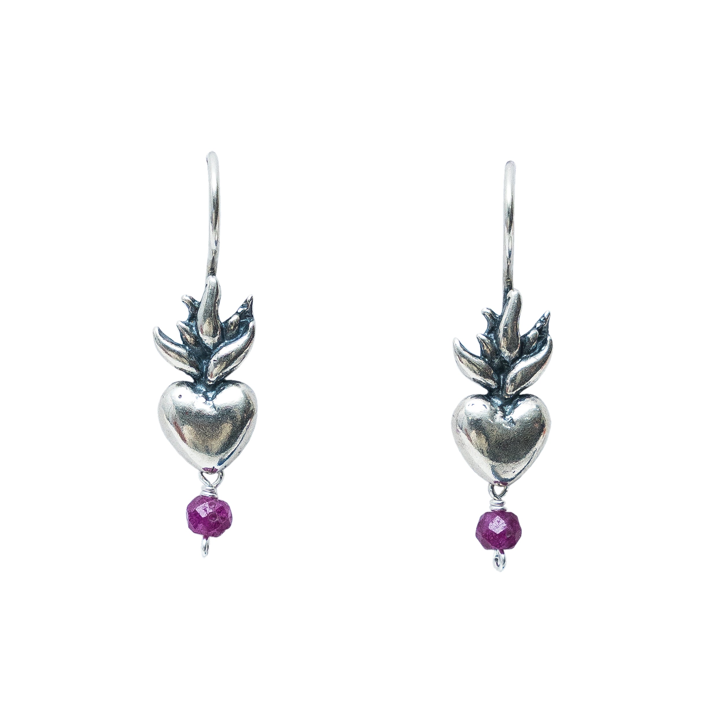 Aretes Corazón con Flama Rubí, joya de plata .925 – Gabriela Sánchez