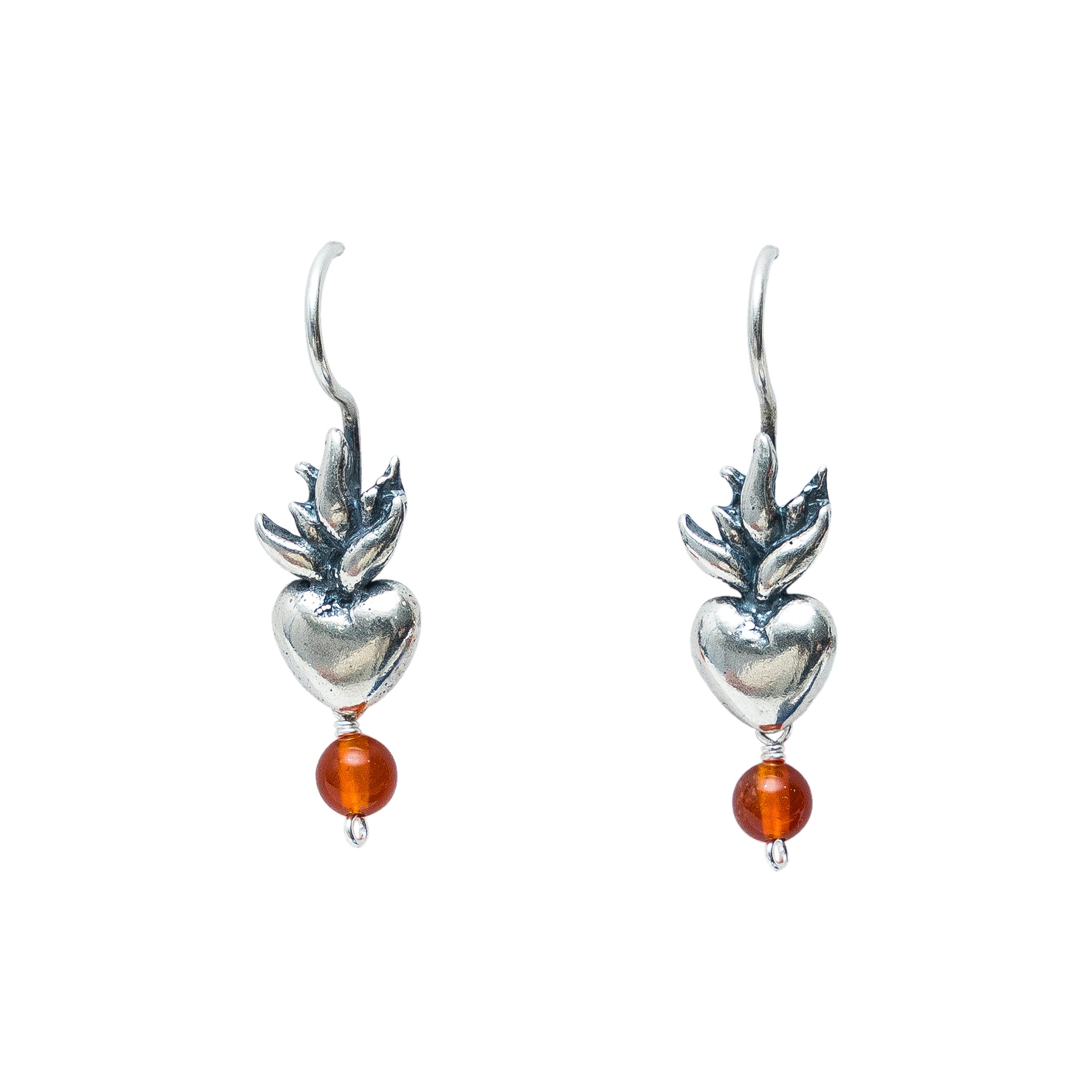 Aretes Corazón de Fuego, joya de plata .925, con cornalina – Gabriela Sánchez (vista 2)