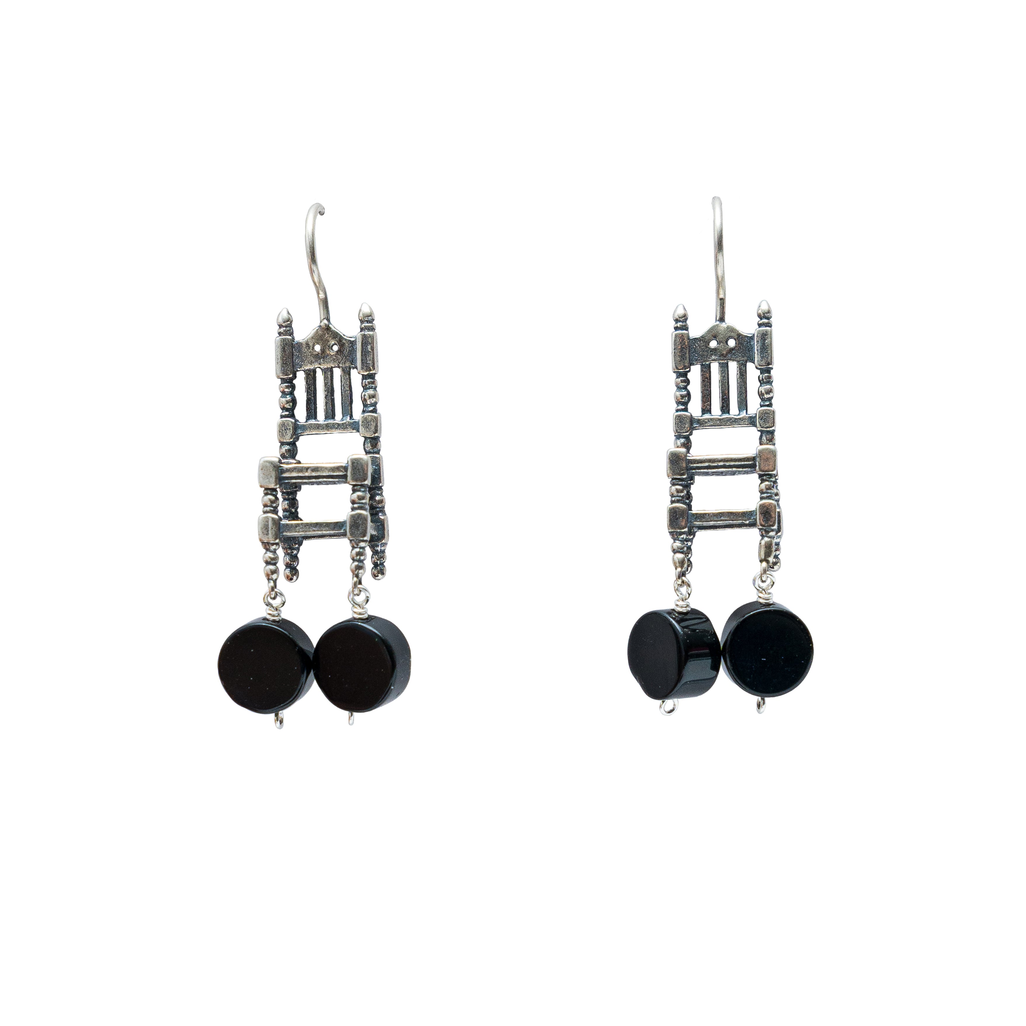 Aretes Silla Armonía, joya de plata .925, con ónix – Gabriela Sánchez