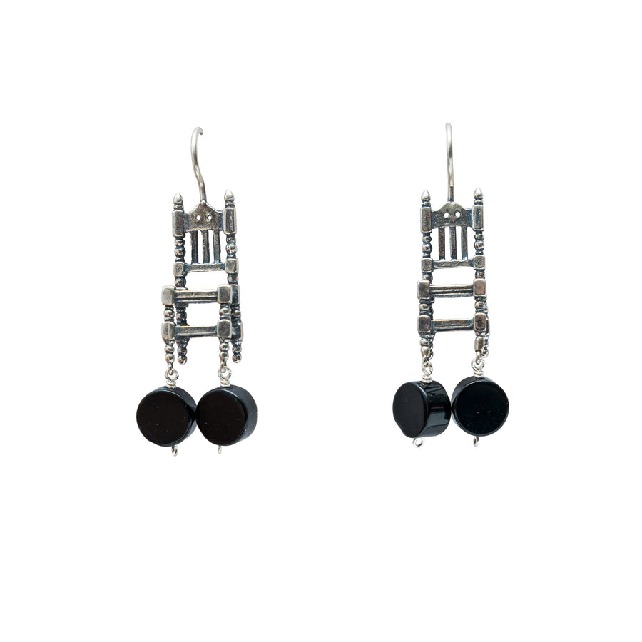 Aretes Silla Armonía, joya de plata .925, con ónix – Gabriela Sánchez