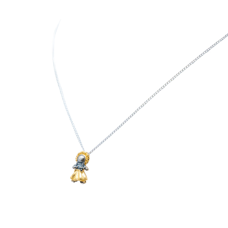 Dije Muñeca Listones Mini, joya de plata .925 – Gabriela Sánchez (vista 3)