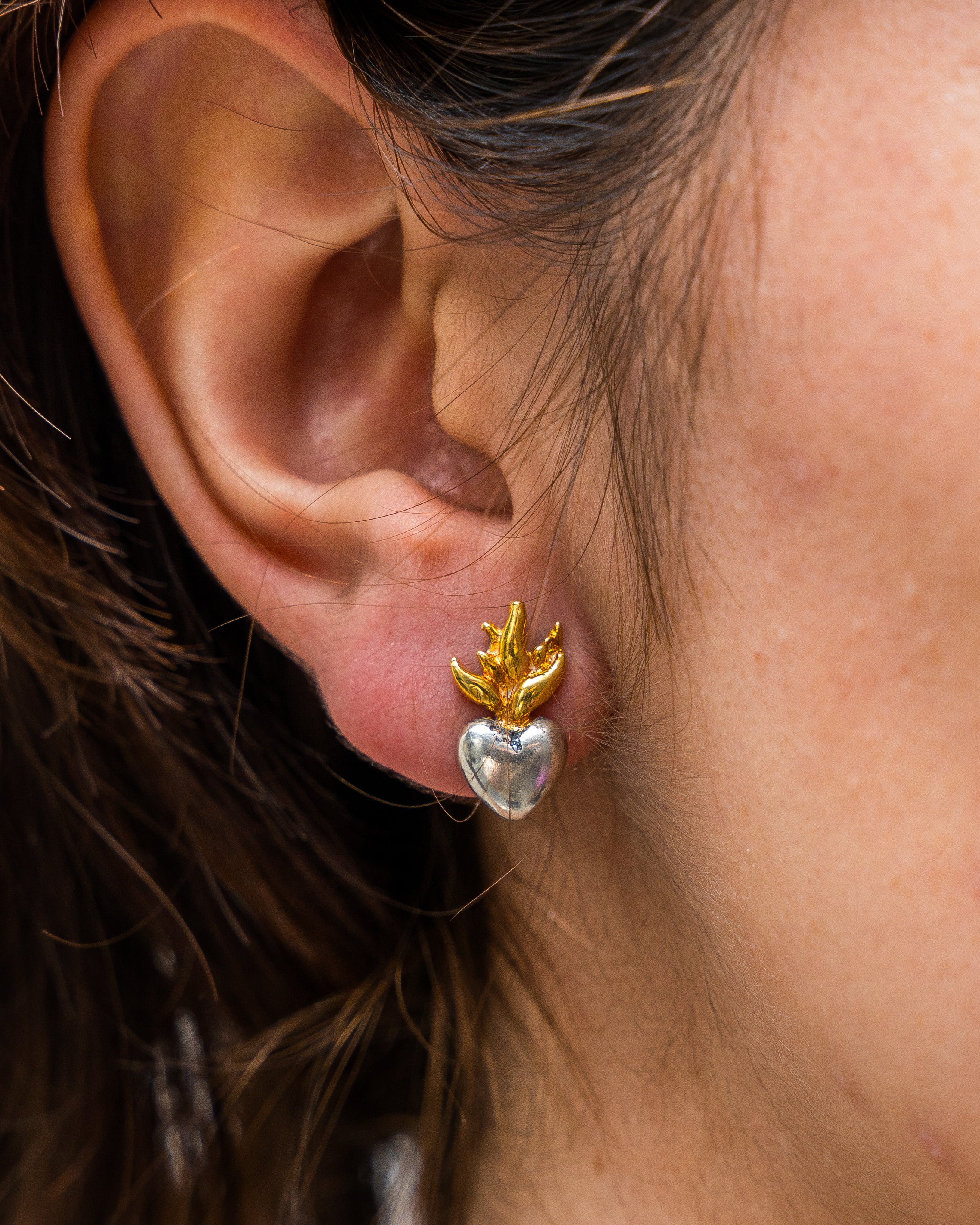 Aretes Corazón Ardiente, joya de plata .925 – Gabriela Sánchez (vista 2)