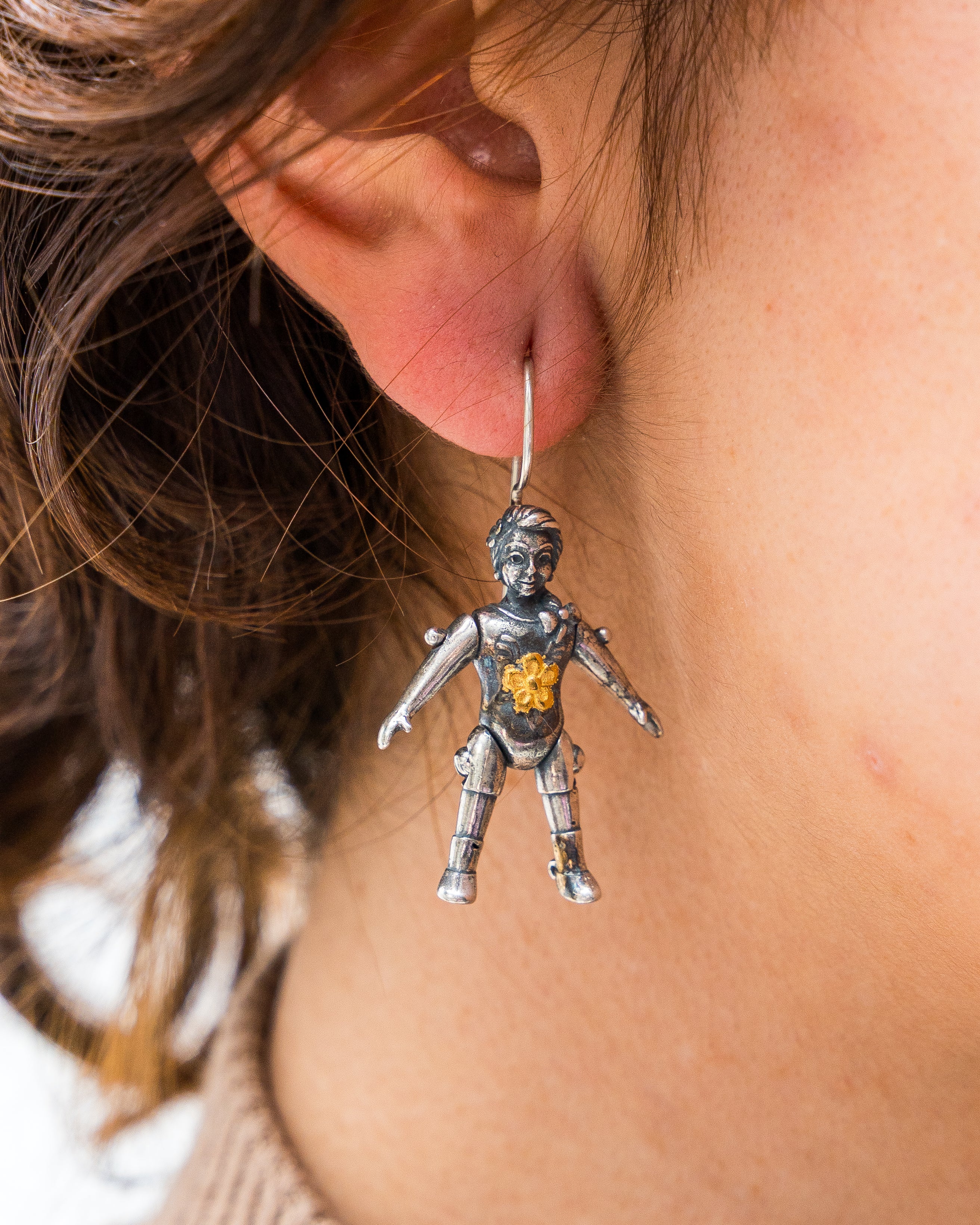 Aretes Muñeca de Cartón Mediana, joya de plata .925 – Gabriela Sánchez (vista 2)