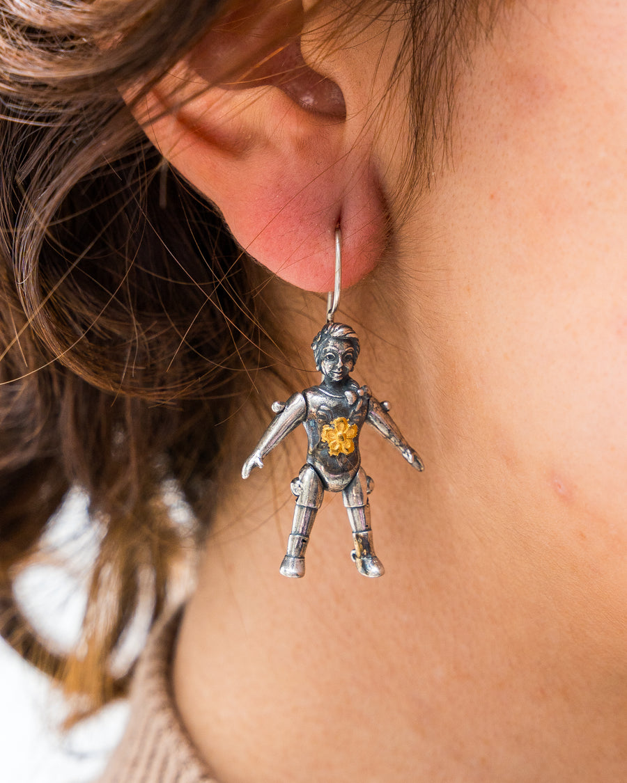 Aretes Muñeca de Cartón Mediana, joya de plata .925 – Gabriela Sánchez (vista 2)