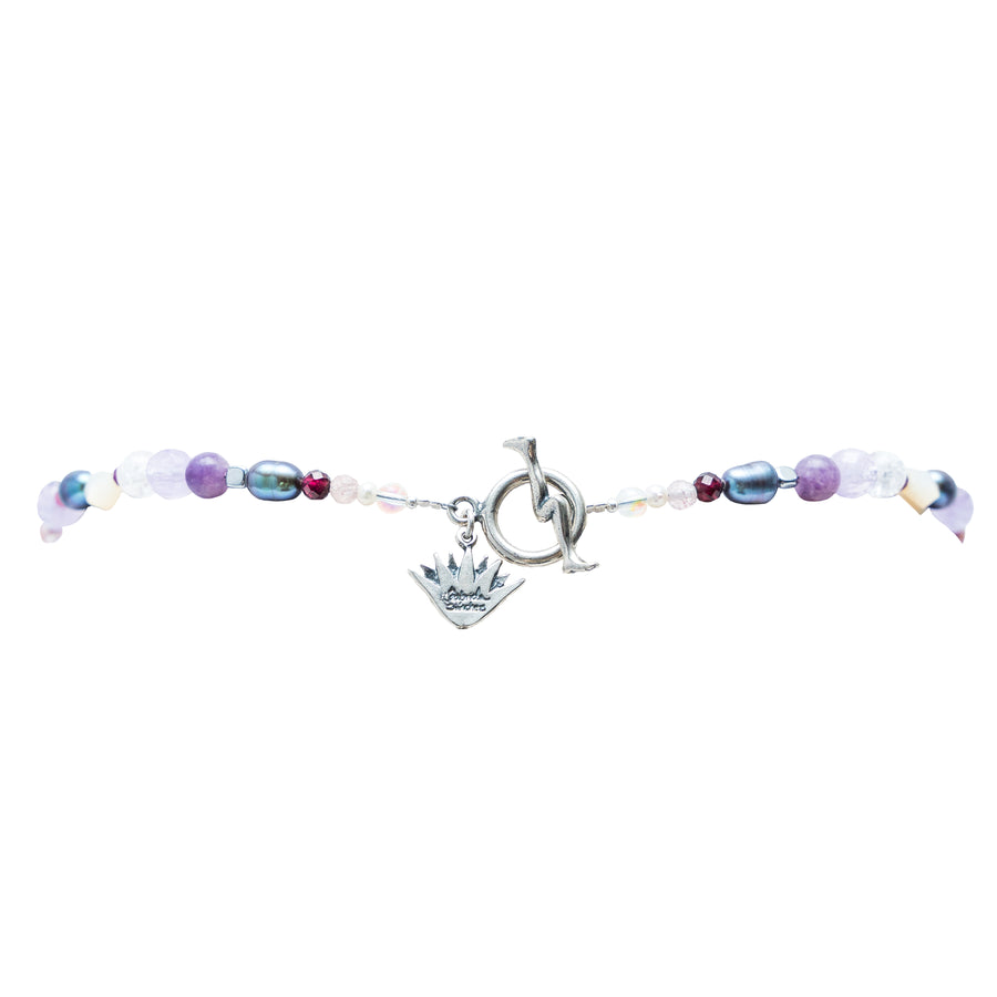 Collar Muñeca Lila, joya de plata .925, con perla y amatista – Gabriela Sánchez (vista 4)