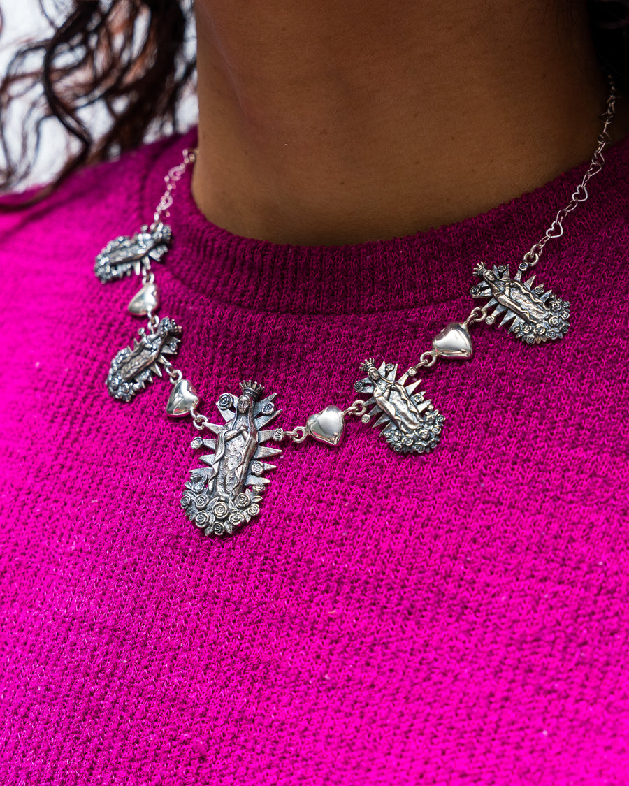 Collar Virgen con Rosas y Corazones, joya de plata .925 – Gabriela Sánchez (vista 3)