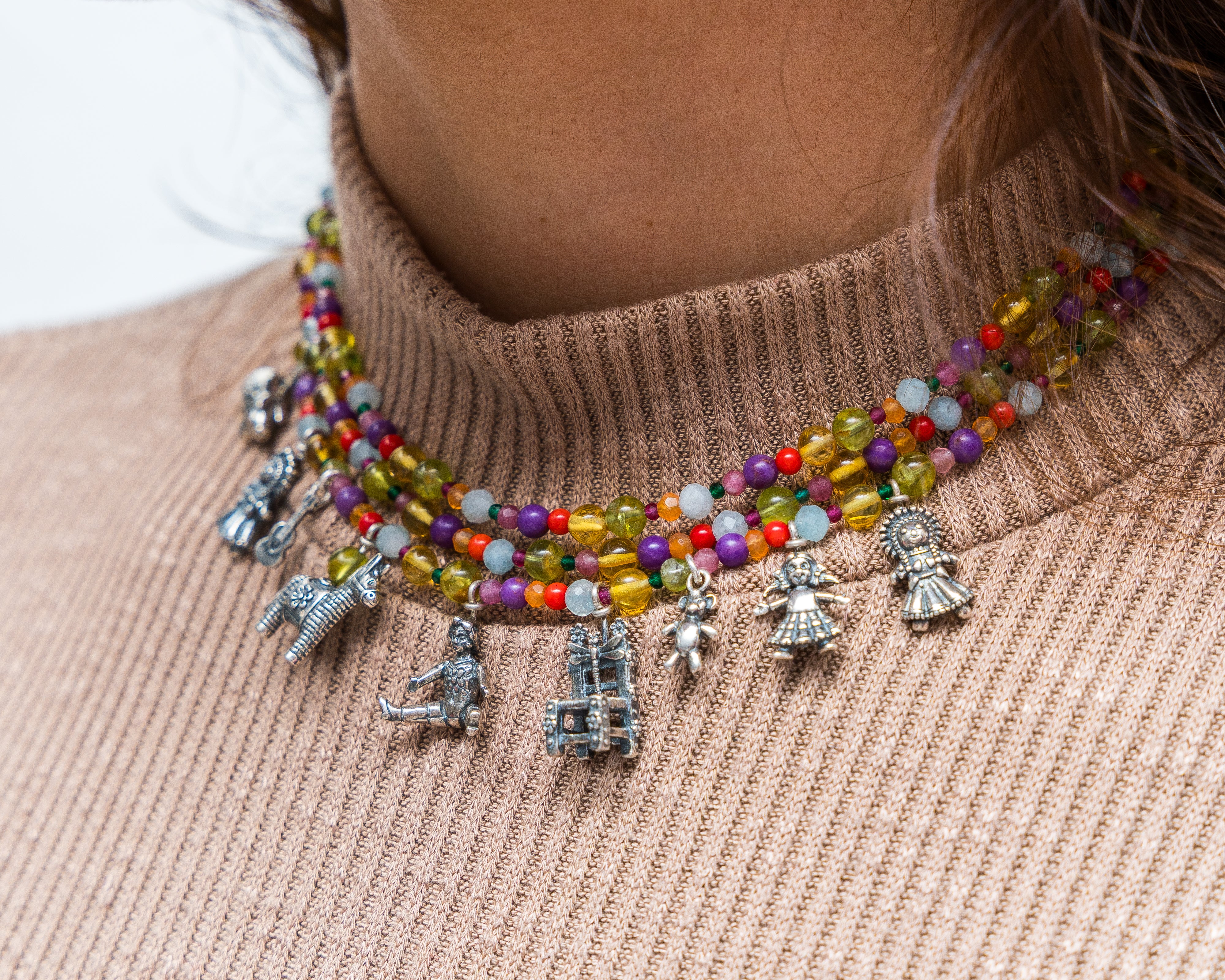 Collar Juguetes Multicolor, joya de plata .925, con ámbar y peridot – Gabriela Sánchez (vista 2)