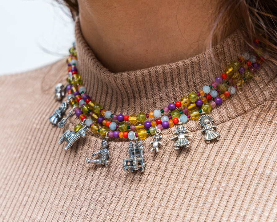 Collar Juguetes Multicolor, joya de plata .925, con ámbar y peridot – Gabriela Sánchez (vista 2)