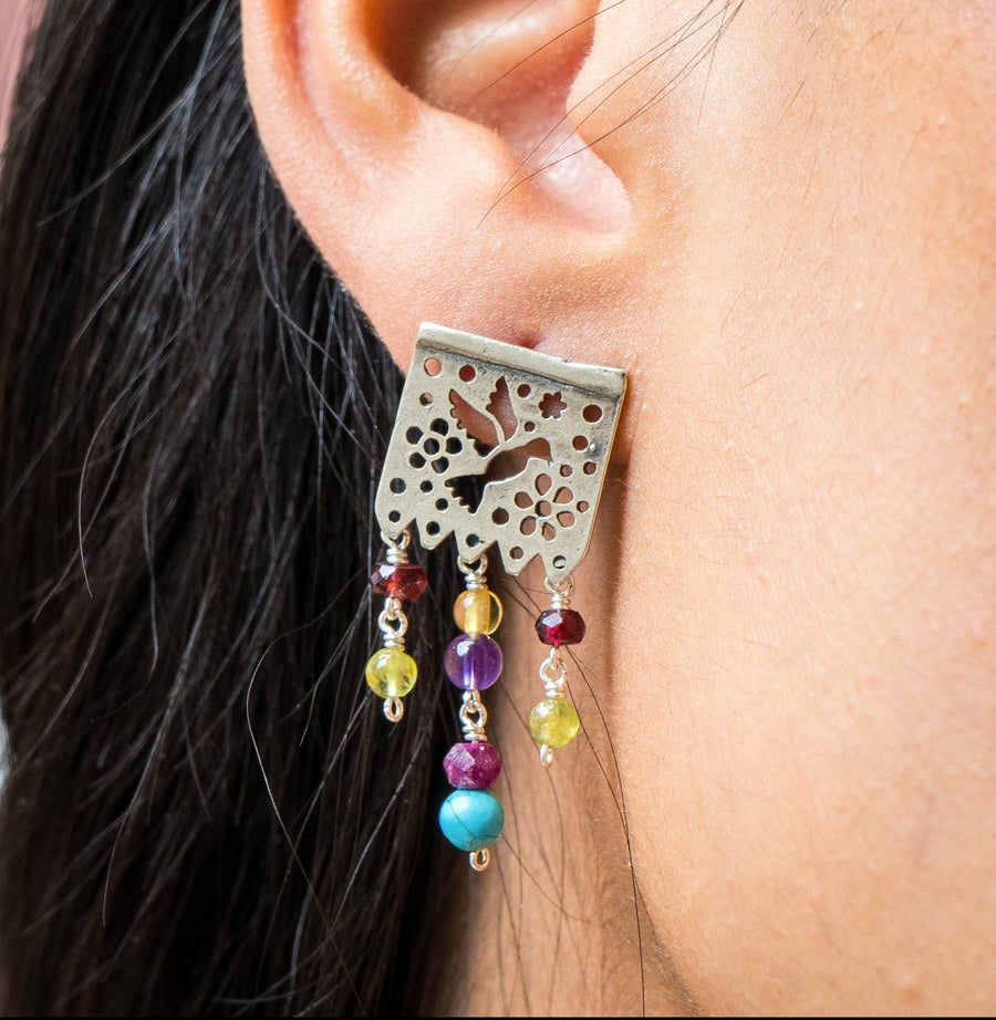 Aretes Papel Picado Anochecer, joya de plata .925, con granate y gemas de colores – Gabriela Sánchez (vista 2)