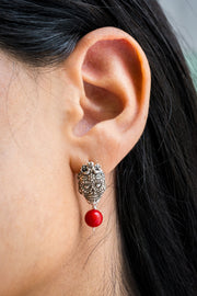 Aretes Calavera Coloradita, joya de plata .925, con coral – Gabriela Sánchez (vista 2)