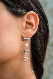 Aretes Trío de peces, joya de plata .925, con perla – Gabriela Sánchez (vista 2)