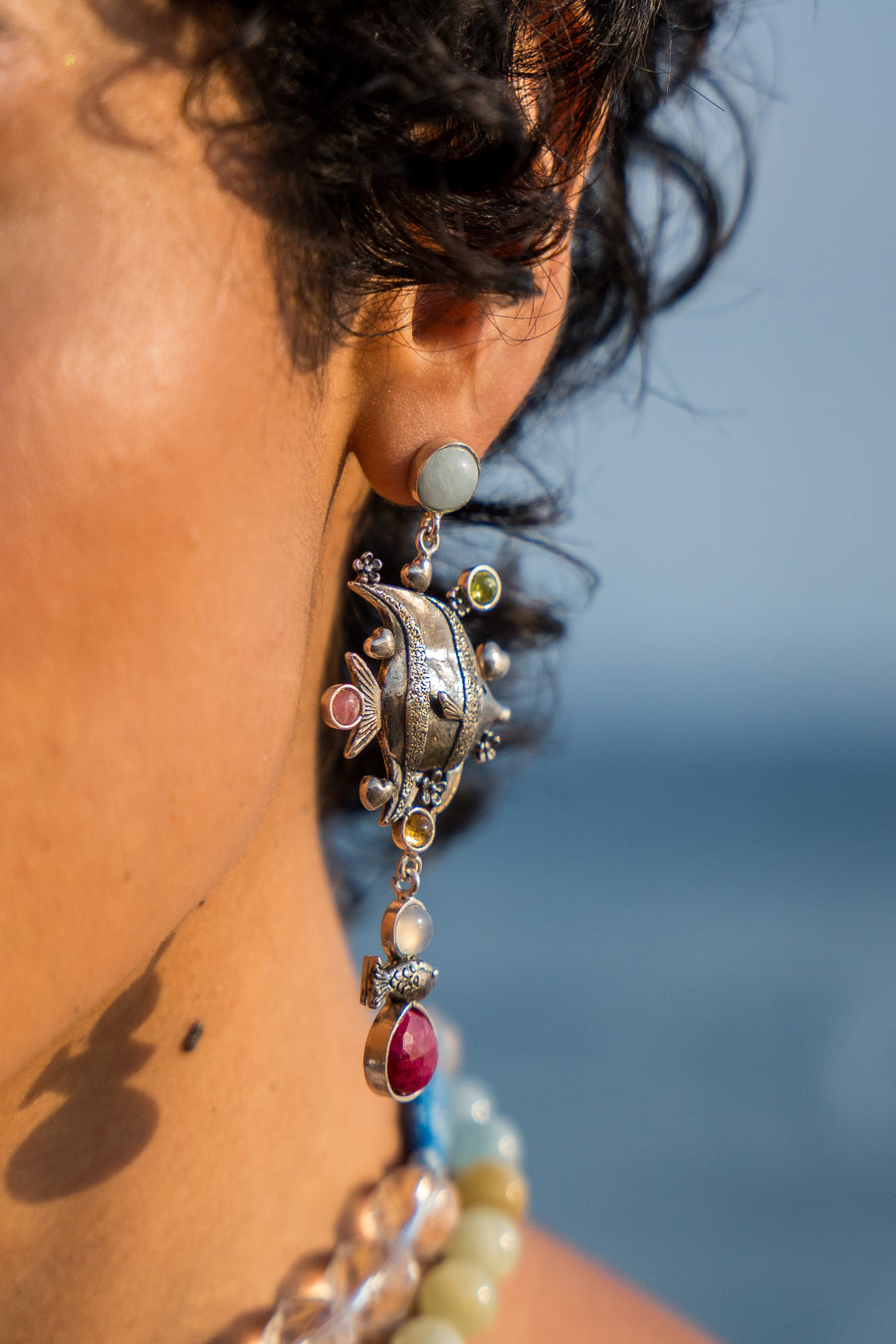 Aretes Playa del Amor, joya de plata .925, con rubí y aquamarina – Gabriela Sánchez (vista 4)