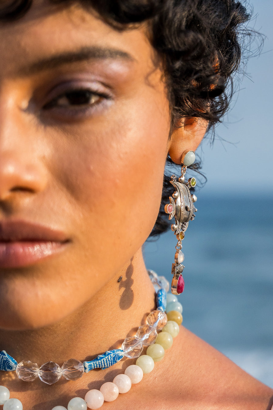 Aretes Playa del Amor, joya de plata .925, con rubí y aquamarina – Gabriela Sánchez (vista 3)