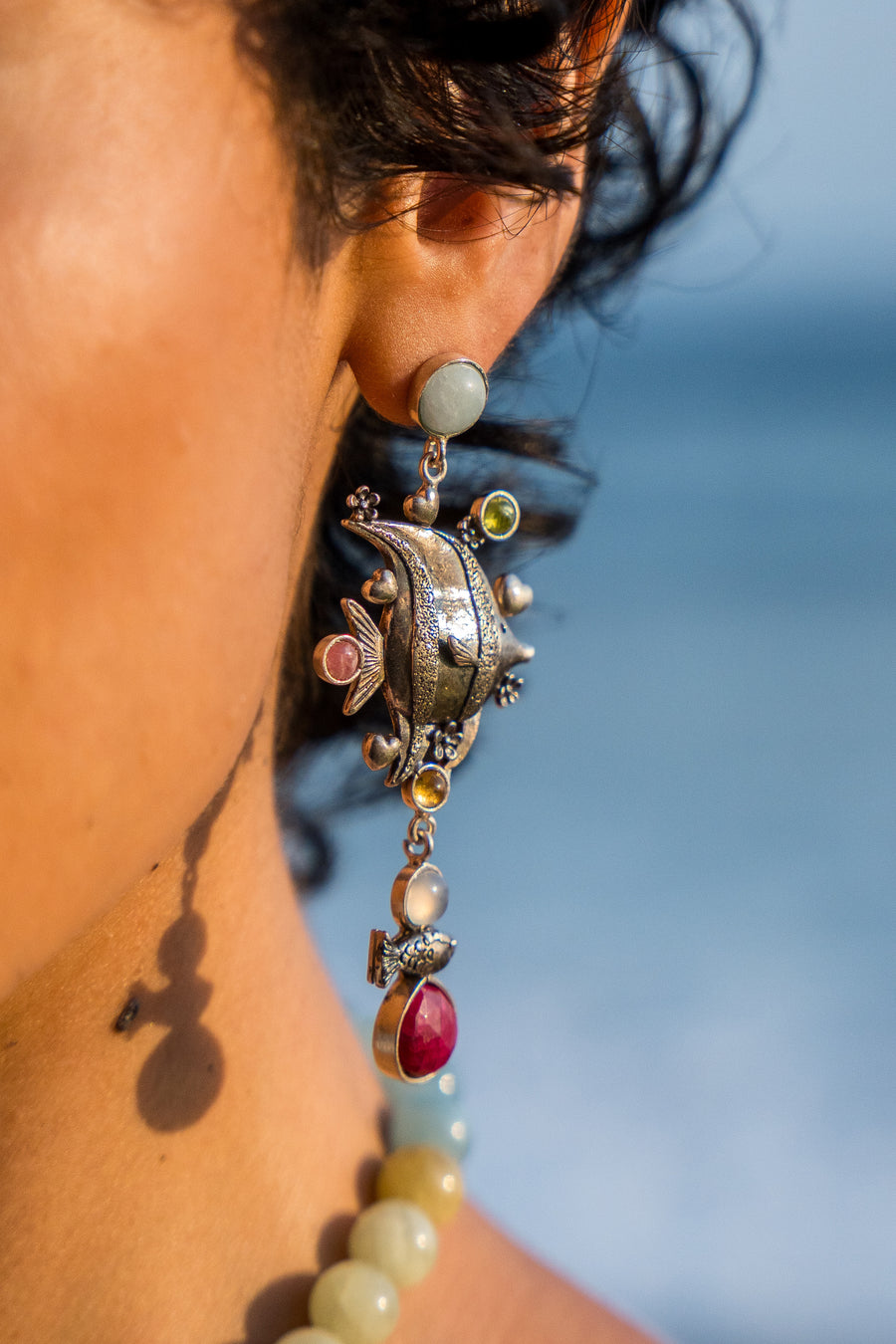 Aretes Playa del Amor, joya de plata .925, con rubí y aquamarina – Gabriela Sánchez (vista 2)