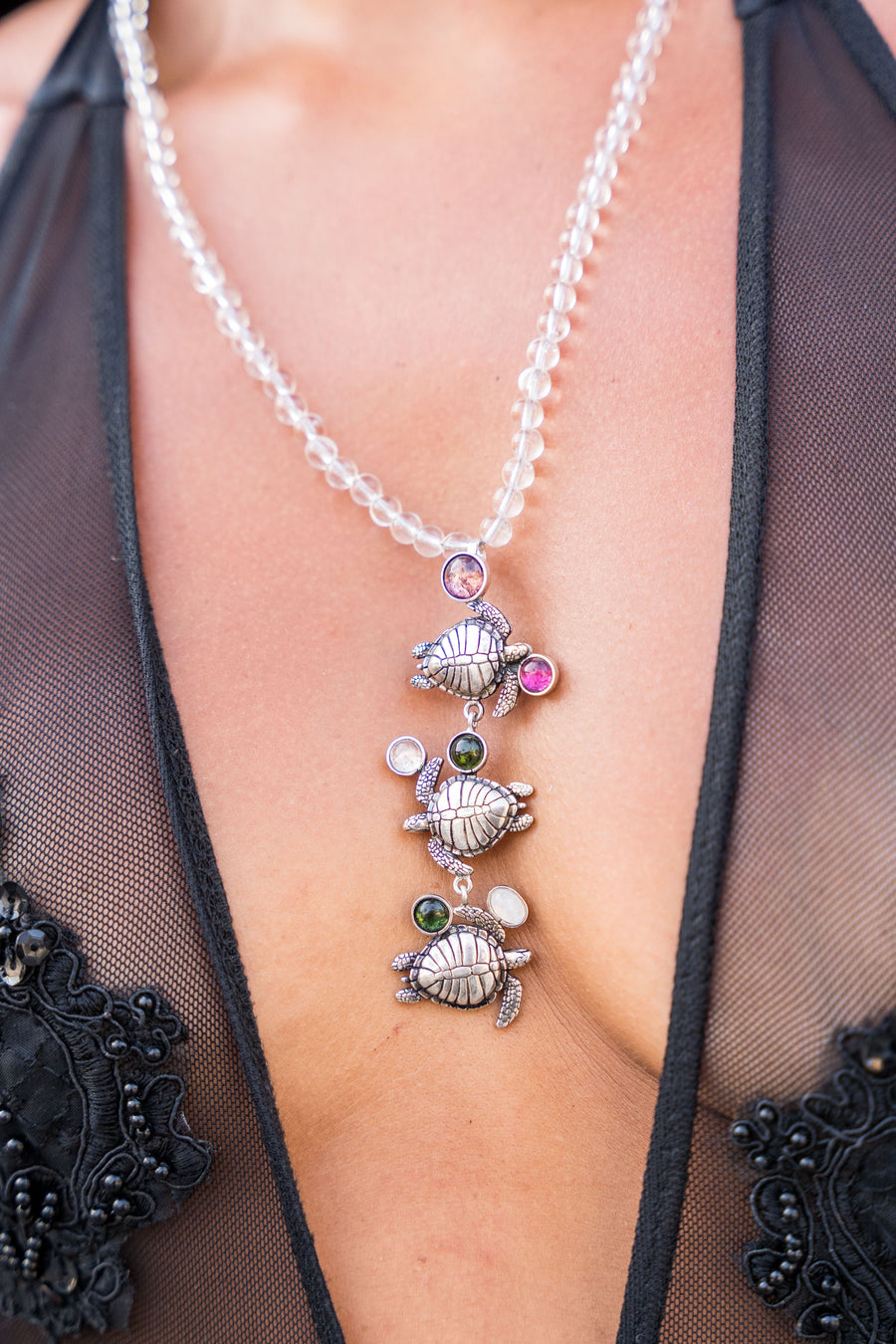 Collar Guardianas del Mar, joya de plata .925, con piedra luna y cuarzo – Gabriela Sánchez (vista 3)
