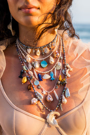 Collar Mikonos, joya de plata .925, con perla y concha – Gabriela Sánchez (vista 3)