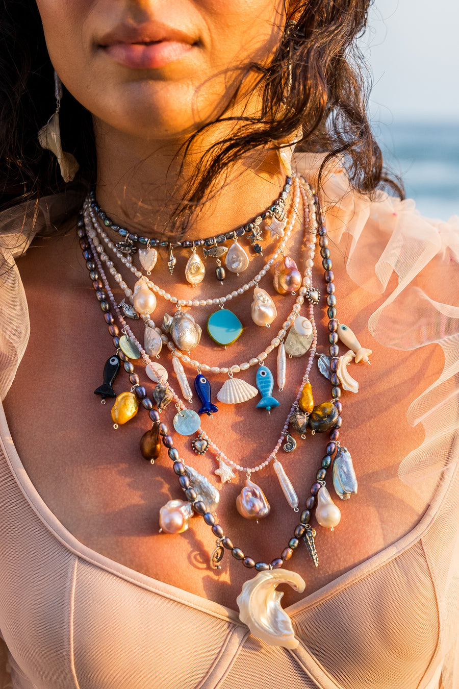 Collar Mikonos, joya de plata .925, con perla y concha – Gabriela Sánchez (vista 3)