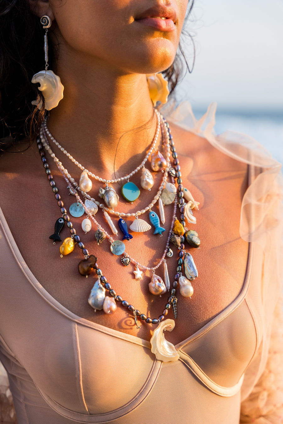 Collar Mikonos, joya de plata .925, con perla y concha – Gabriela Sánchez (vista 10)