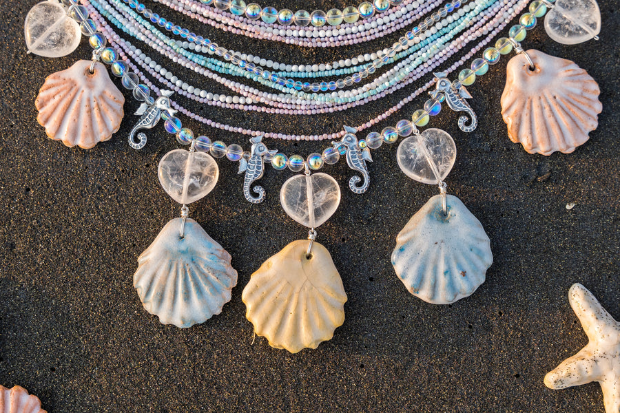Collar Playa Paraíso, joya de plata .925, con cuarzo tornasol y concha – Gabriela Sánchez (vista 7)