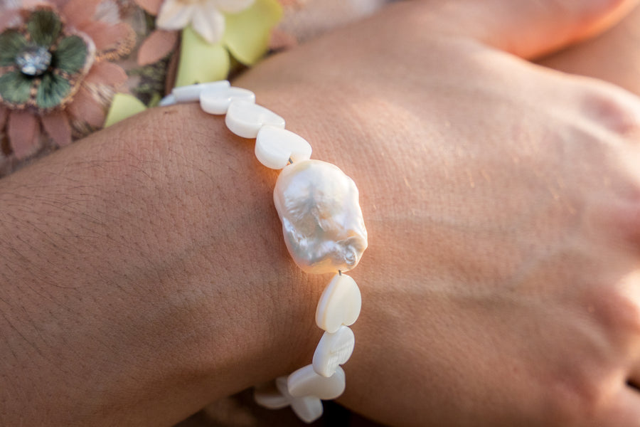 Pulsera Barroca de Luna, joya de plata .925, con perla y concha – Gabriela Sánchez (vista 3)