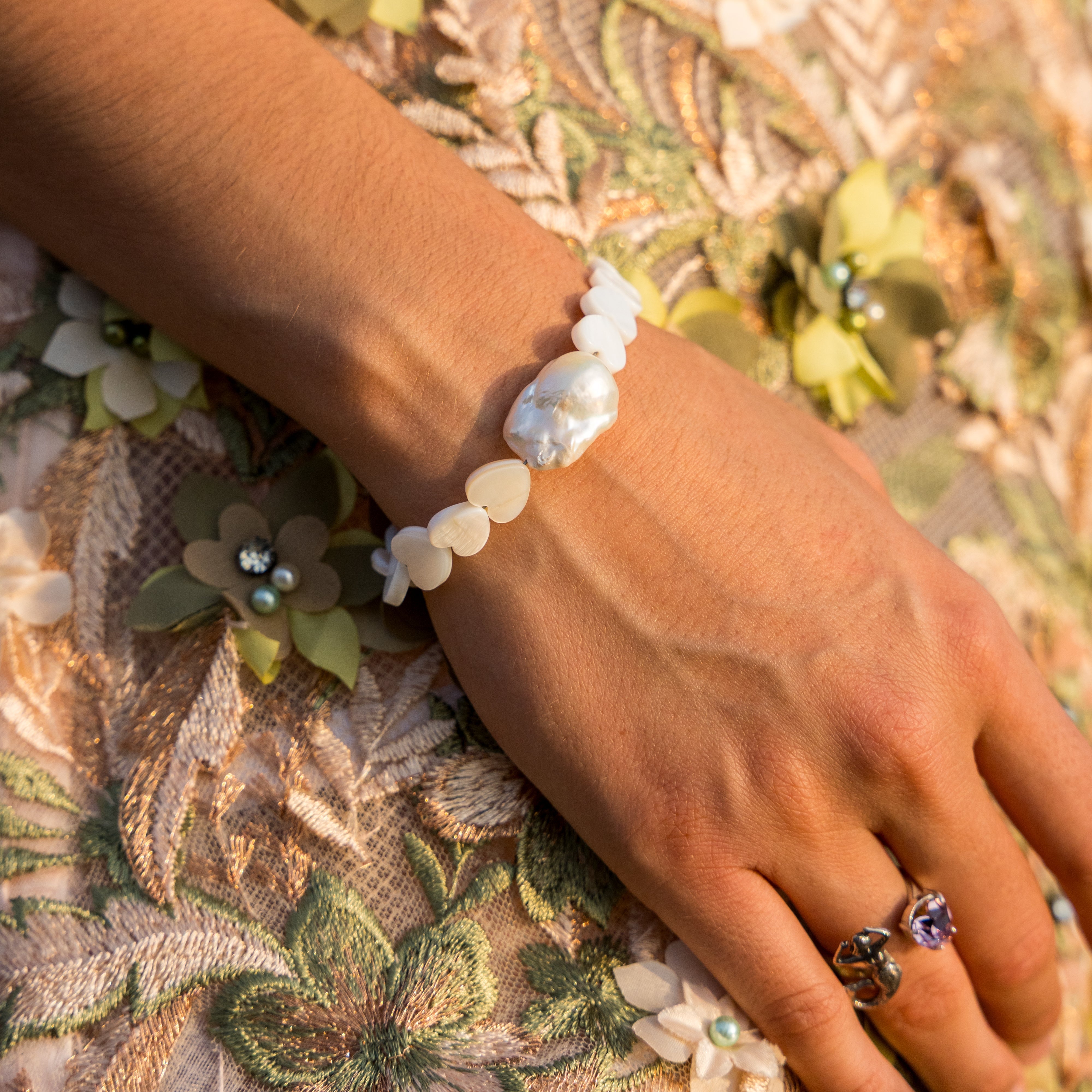 Pulsera Barroca de Luna, joya de plata .925, con perla y concha – Gabriela Sánchez