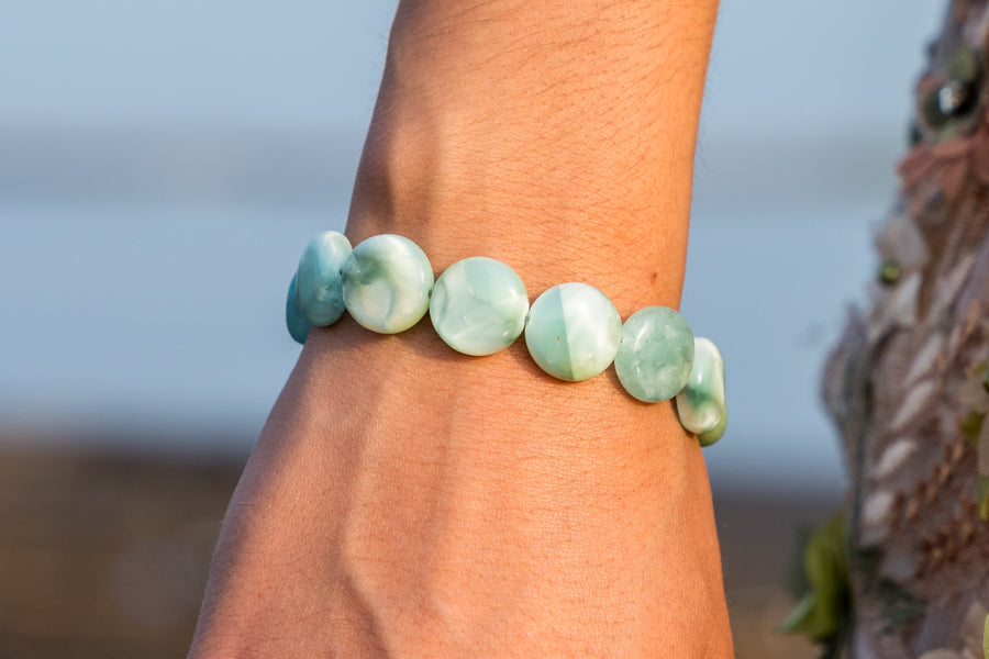 Pulsera Fiesta en el Agua, joya de plata .925, con angelita verde – Gabriela Sánchez (vista 2)