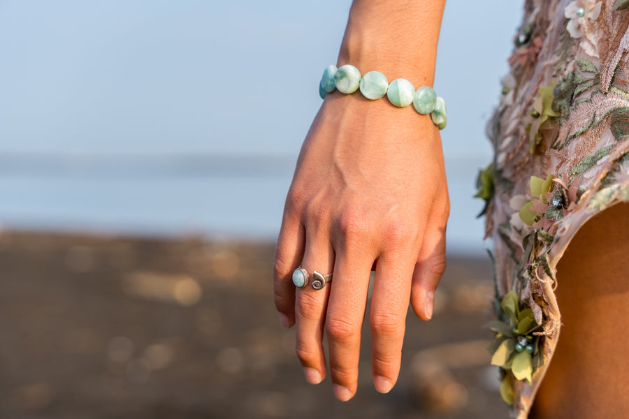 Pulsera Fiesta en el Agua, joya de plata .925, con angelita verde – Gabriela Sánchez (vista 3)
