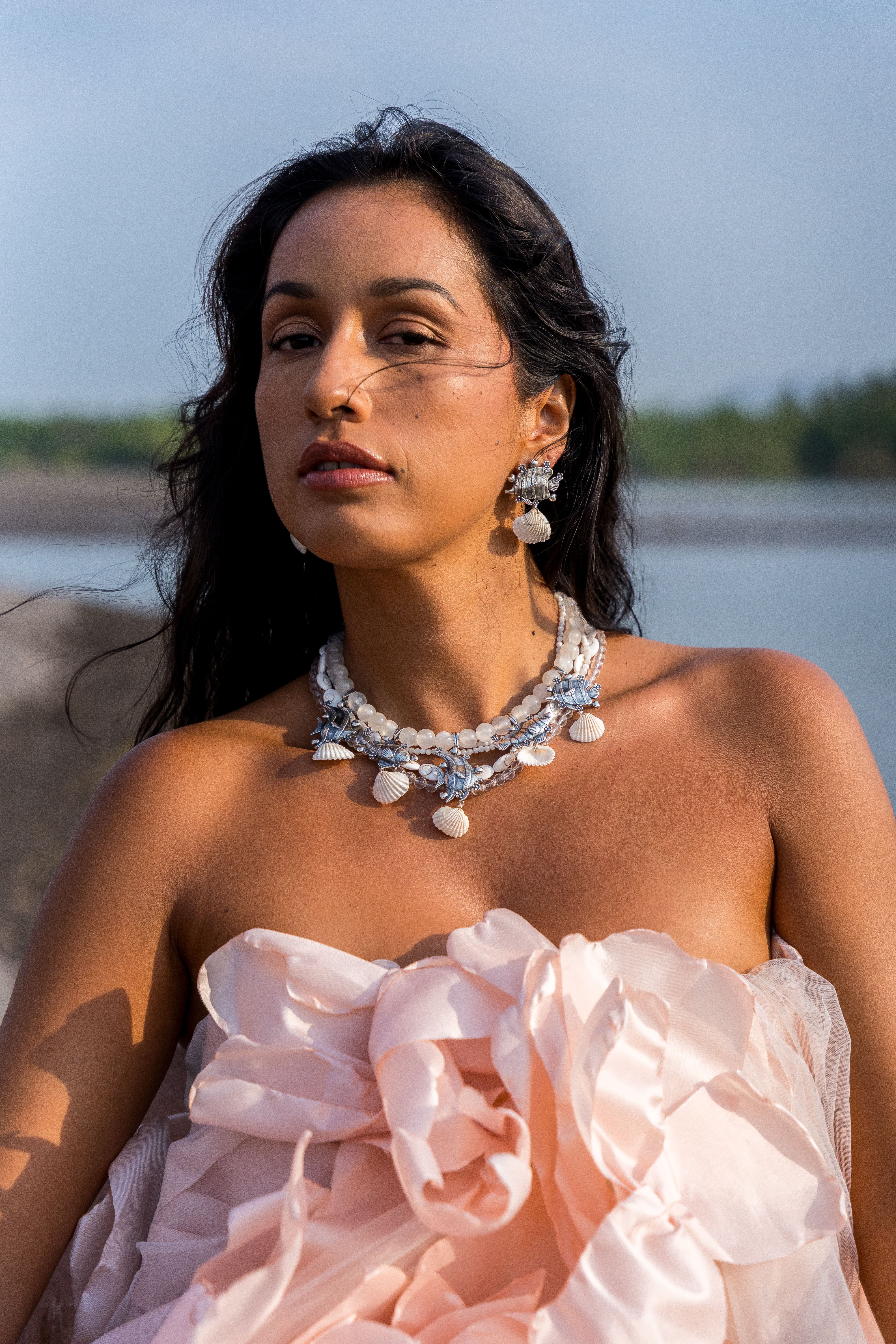 Collar Coco y Marea, joya de plata .925, con concha y cuarzo – Gabriela Sánchez