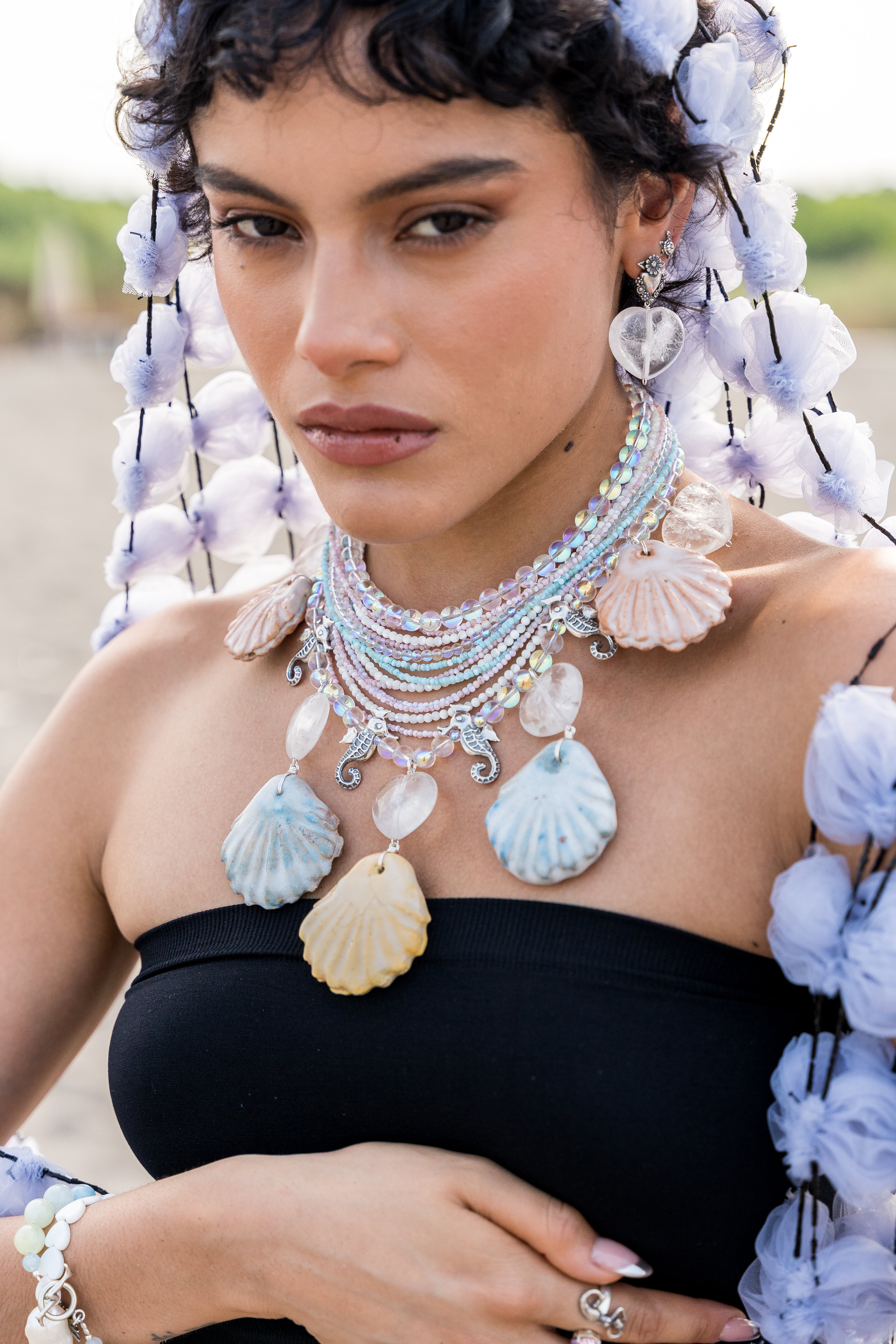 Collar Playa Paraíso, joya de plata .925, con cuarzo tornasol y concha – Gabriela Sánchez