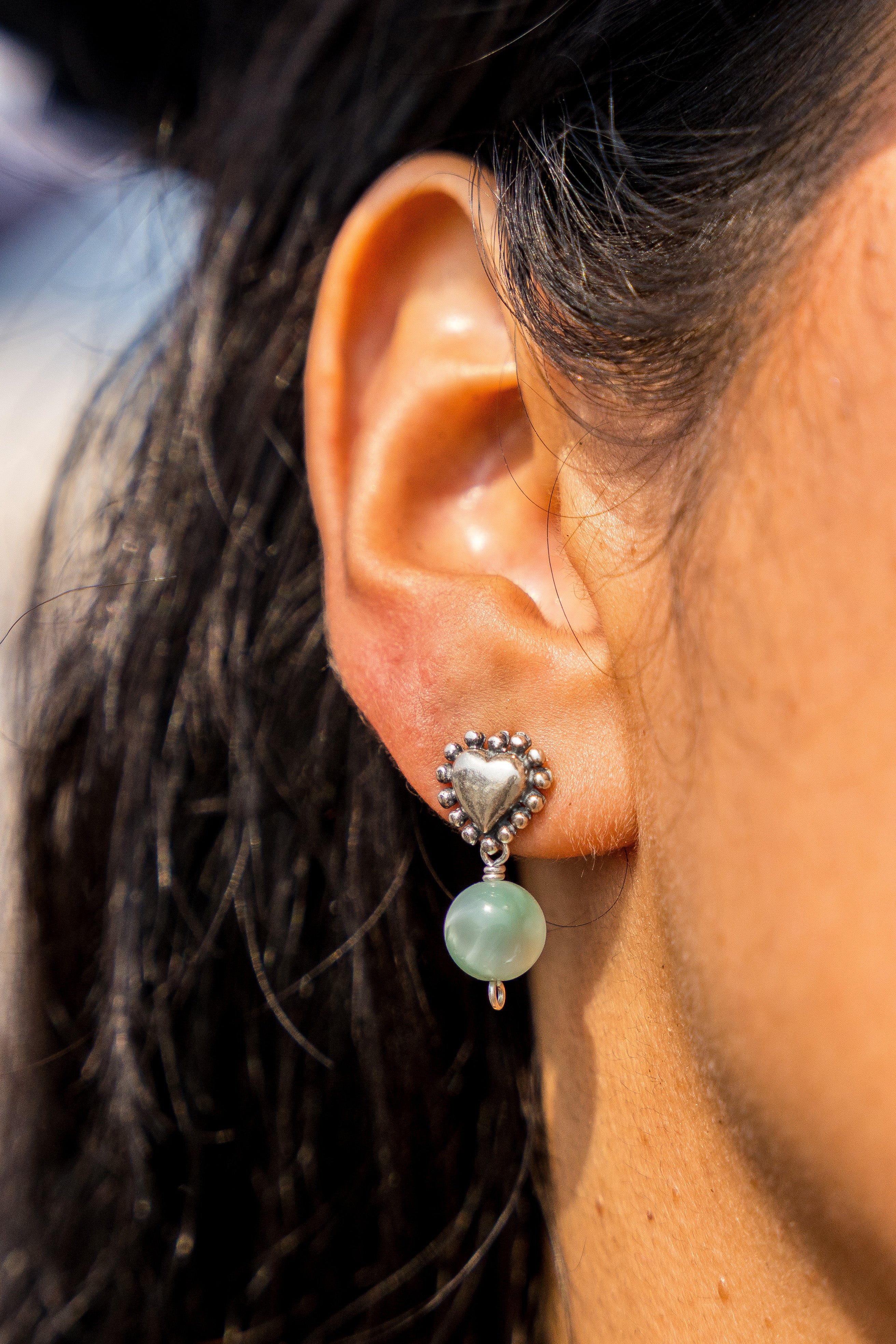 Aretes Marea Dulce, joya de plata .925, con angelita verde – Gabriela Sánchez (vista 2)