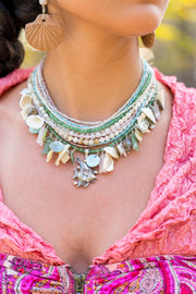 Collar Isla Arena, joya de plata .925, con concha y cuarzo rosa – Gabriela Sánchez (vista 4)