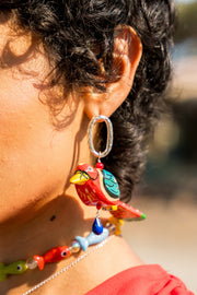 Aretes Plumas de Coral, joya de plata .925, con madera artesanal y lapislázuli – Gabriela Sánchez (vista 2)